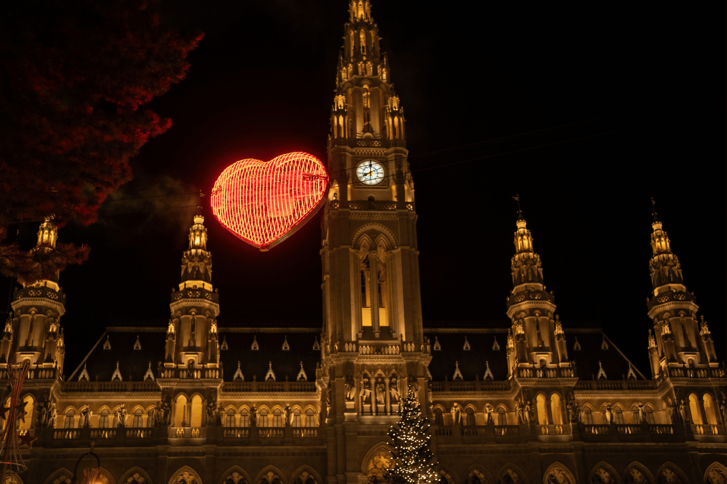 Shooting_Christkindlmarkt_(c)_David_Bohmann_137_komprimiert Das Foto zeigt das Wiener Rathaus bei Nacht, das festlich beleuchtet ist.